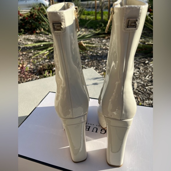 GUESS Womens Ivory 1-1/2" Platform Logo Byra Square Toe Block Heel Booties - Picture 3 of 9